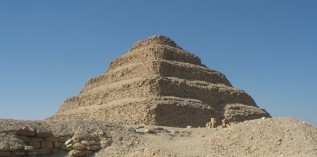 古埃及阶梯红金字塔
